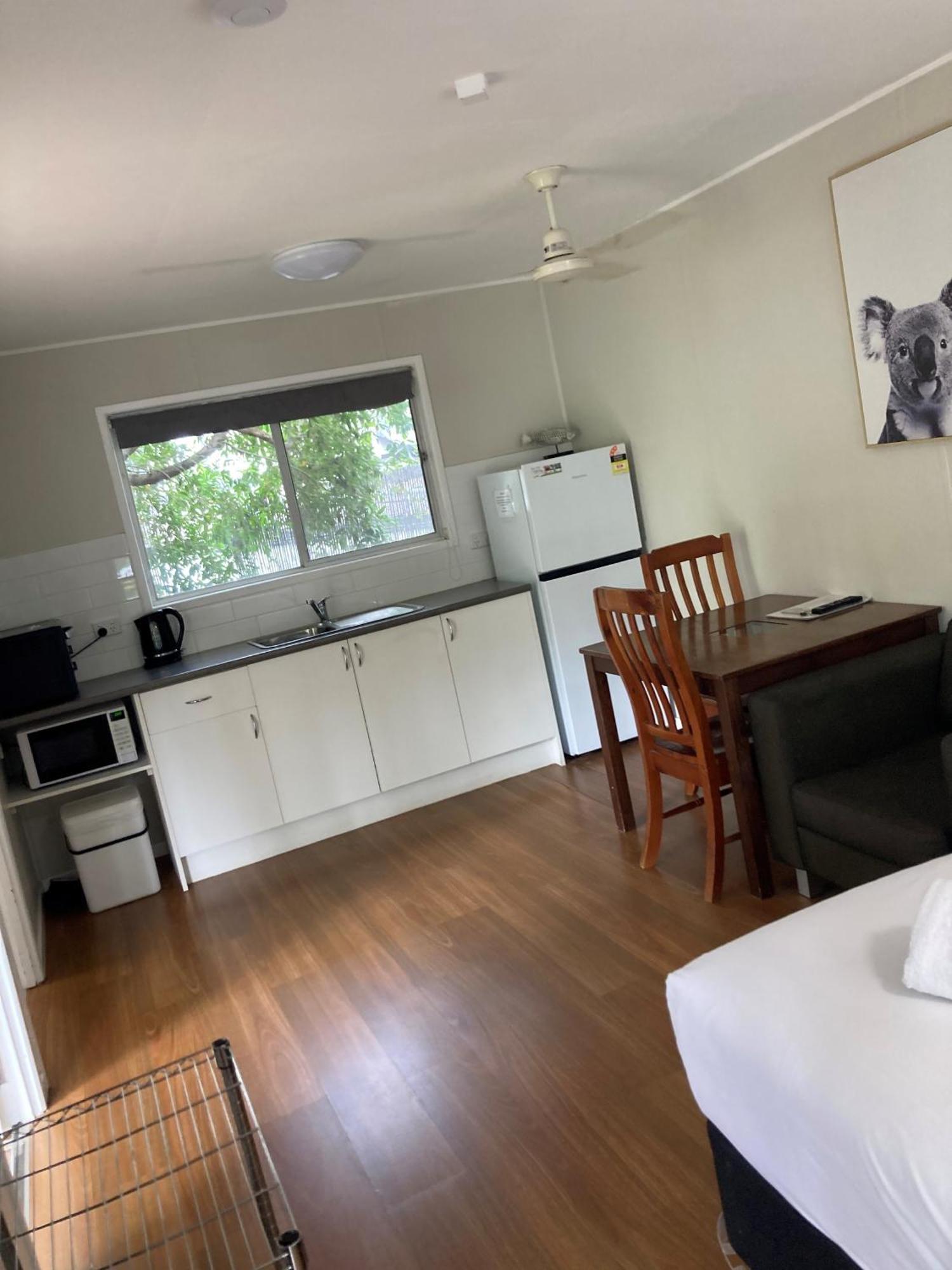 Bush Village Holiday Cabins Airlie Beach Buitenkant foto
