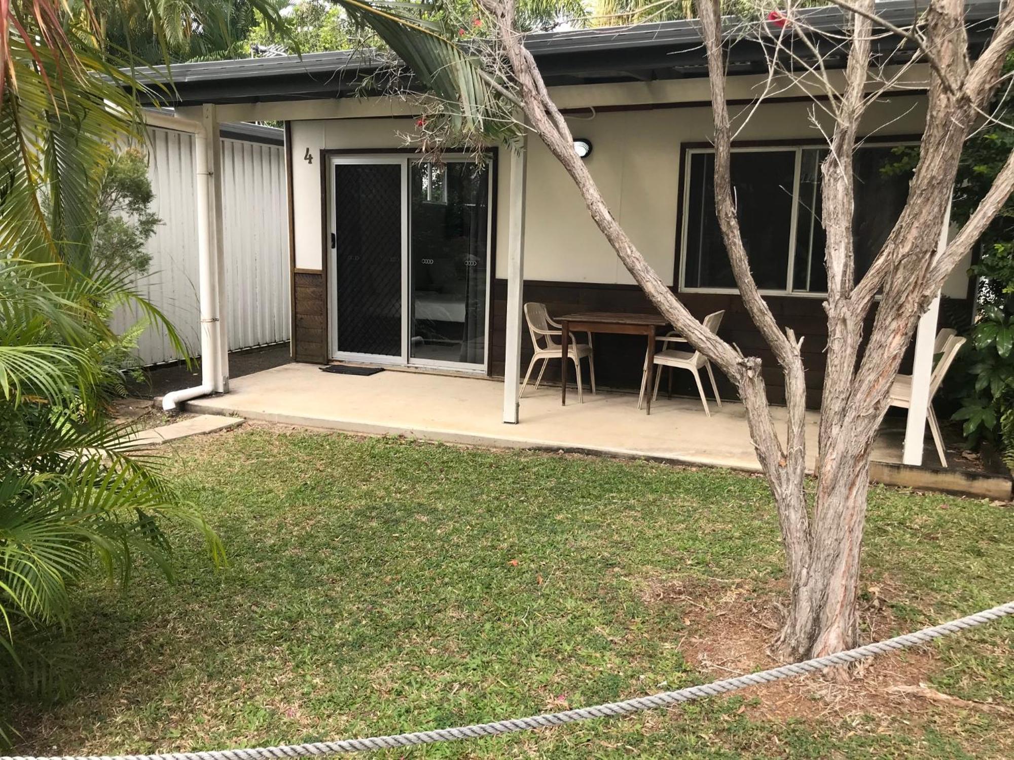 Bush Village Holiday Cabins Airlie Beach Buitenkant foto