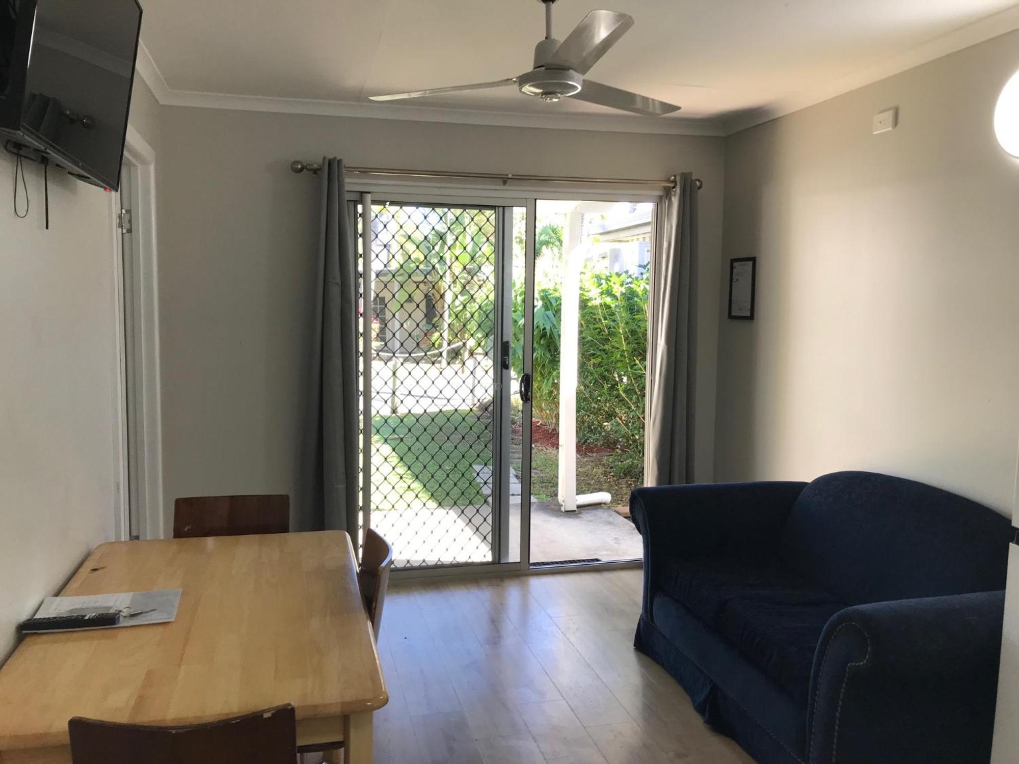 Bush Village Holiday Cabins Airlie Beach Buitenkant foto